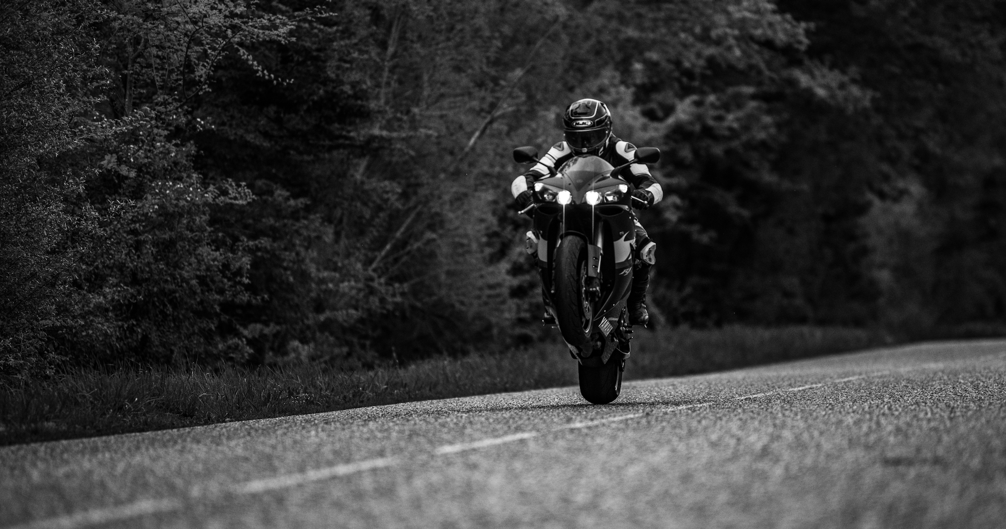 Motorradfahrer auf einer Waldstraße