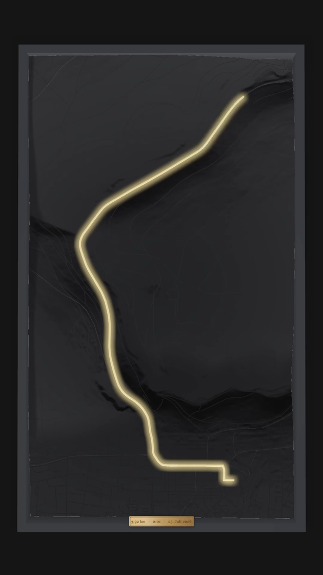 Gerahmtes AuraCurve-Rendering einer echten Fahrt: goldene Route auf dunklem Carbon-Relief mit Graphit-Rahmen und Plakette — 3,92 km · 2:01 · 25. Juli 2026